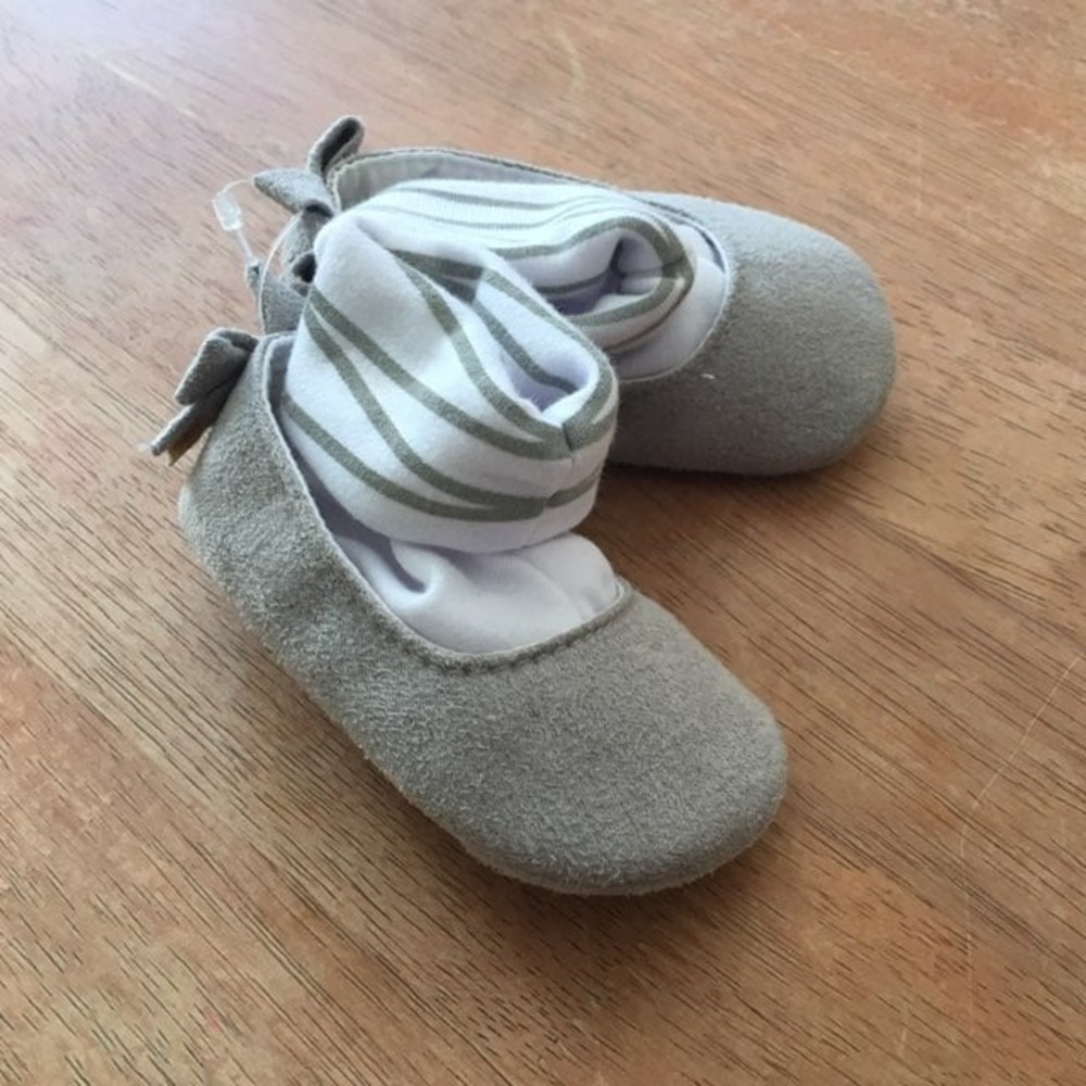 Carter's Ballet Flat Crib Shoes‎ Baby Girl Size 1 Gray  New Bow Sock Detail